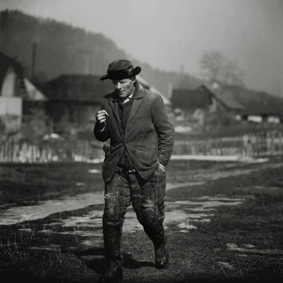 Espacio Cultural Serrería Belga, retrospectiva del fotógrafo Boris Savelev, Premio PHotoESPAÑA 2024 Smoking Roma, Chernivtsi, 1976