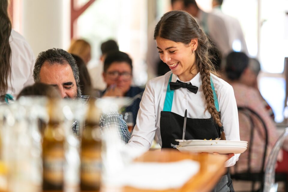 Alumna de Creamos Oportunidades sirviendo a unos clientes un café