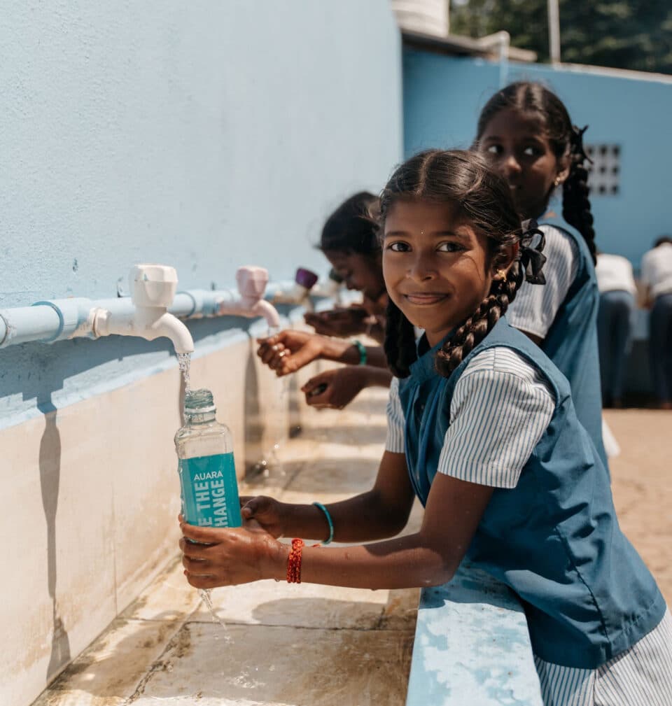 AUARA. Imagen de un proyecto llevado a cabo en un colegio de India, donde se instaló un pozo de agua potable para abastecer a la comunidad.