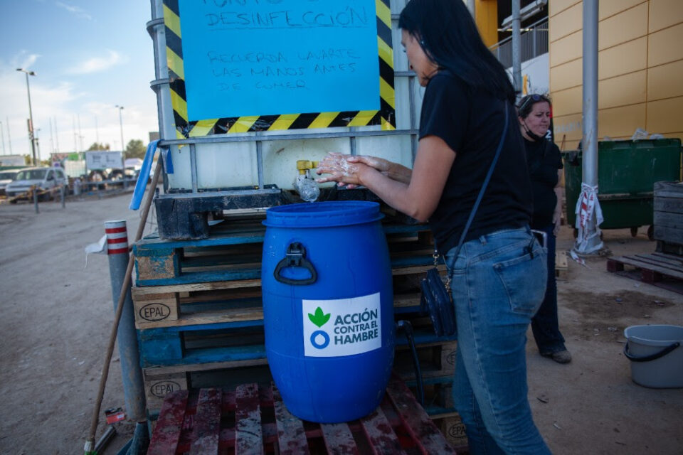 Instalación de drenaje en punto de lavado de manos en Alfafar. © Elisa Bernal para Acción contra el Hambre